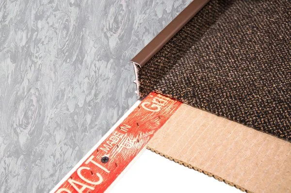 Плинтус для ковролина Korner Listwa 105 Темно-коричневый 2,5м (50мм) в Нижнем Новгороде