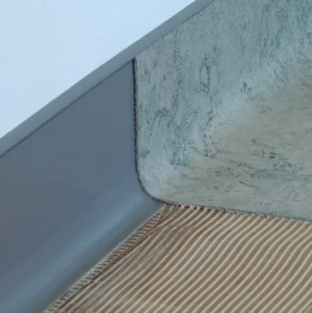 Коннелюрный односоставной плинтус Bonkeel Prof Серый (95х2700мм) в Нижнем Новгороде