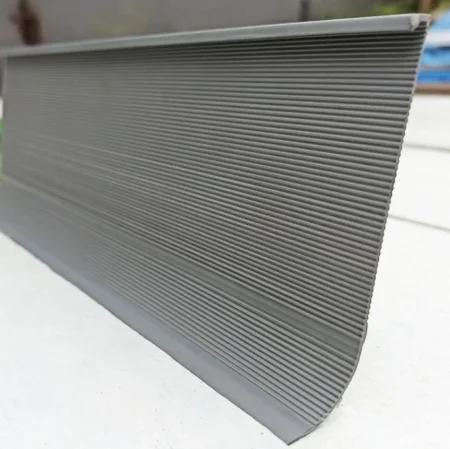 Коннелюрный односоставной плинтус Bonkeel Prof Серый (95х2700мм) в Нижнем Новгороде